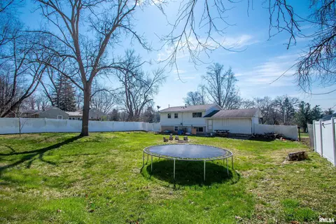 Exterior - 105 E Reagan Dr, Eureka, IL 61530 photo 4 of 5