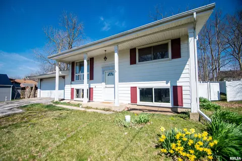 Exterior - 105 E Reagan Dr, Eureka, IL 61530 photo 2 of 5