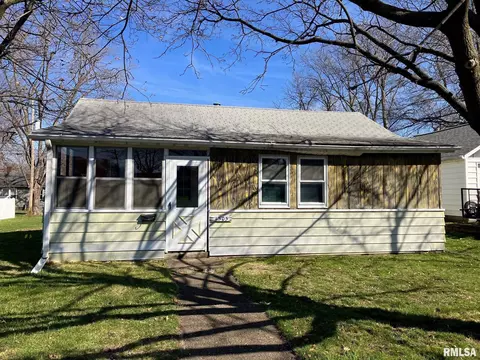 1305 Charlotte St, Pekin, IL 61554