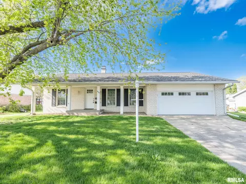 1619 Summit Dr, Pekin, IL 61554