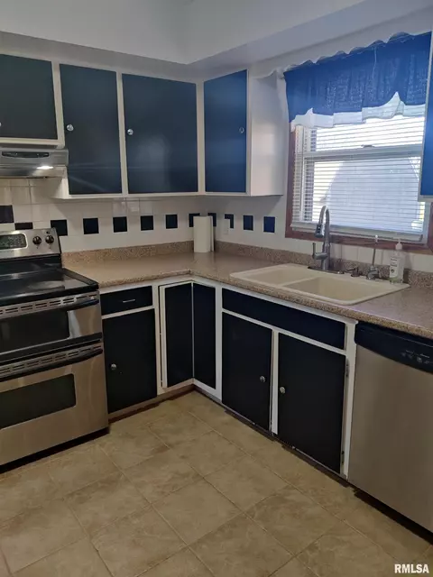 Kitchen - 9516 W Buckingham Ct, Mapleton, IL 61547 photo 3 of 6