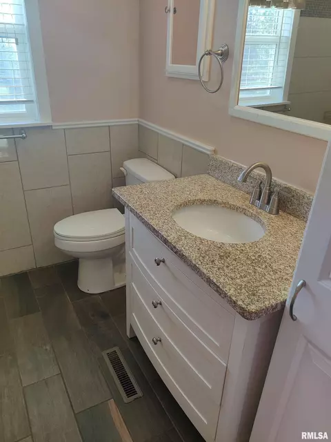 Bath - 9516 W Buckingham Ct, Mapleton, IL 61547 photo 1 of 5