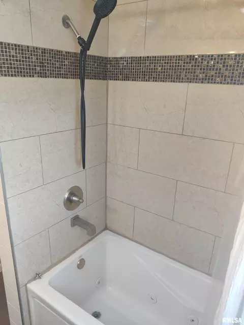 Bath - 9516 W Buckingham Ct, Mapleton, IL 61547 photo 3 of 5