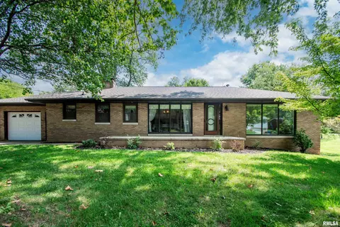 128 E Oakwood Dr, East Peoria, IL 61611