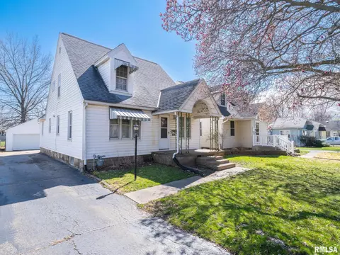 1514 S 5th St, Pekin, IL 61554
