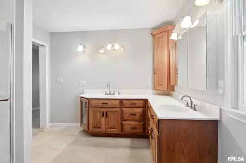 Bath - 1476 County Road 800 N, Eureka, IL 61530 photo 4 of 6