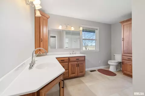 Bath - 1476 County Road 800 N, Eureka, IL 61530 photo 3 of 6