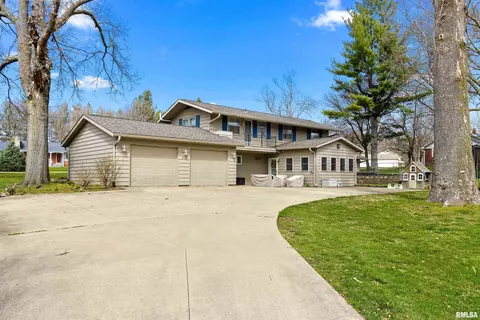 215 Shady Ln, Eureka, IL 61530