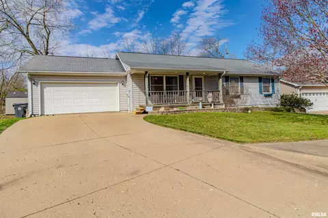 3 Fox Point Ct, Pekin, IL 61554