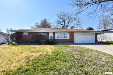 309 Crestlawn Dr, Washington, IL 61571