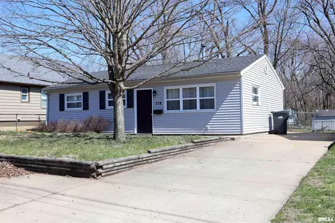 716 N 16th St, Pekin, IL 61554