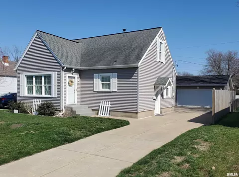 104 N 17th St, Pekin, IL 61554