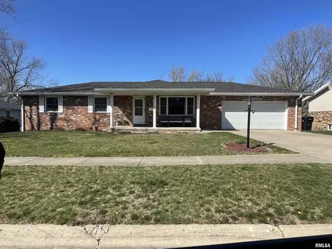 1009 Knollcrest Dr, Washington, IL 61571