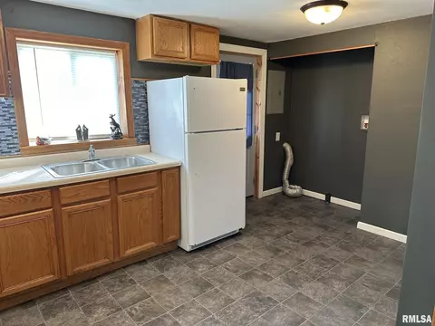 214 E Sheridan St, Manito, IL 61546 photo 17