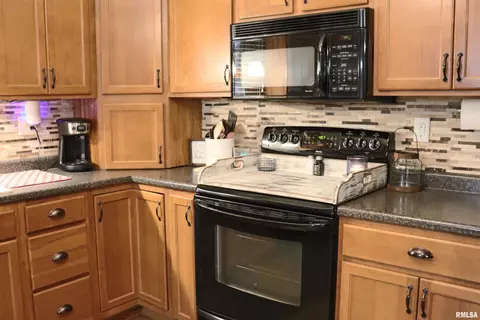 Kitchen - 9319 W Carleon Ct, Mapleton, IL 61547 photo 5 of 6