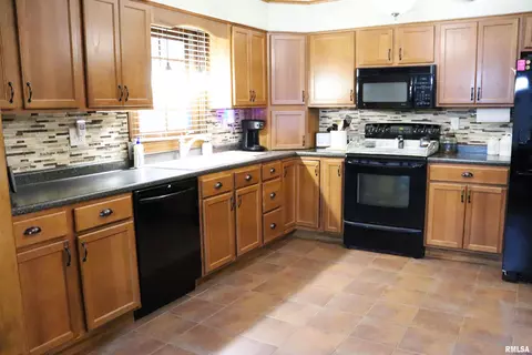 Kitchen - 9319 W Carleon Ct, Mapleton, IL 61547 photo 3 of 6