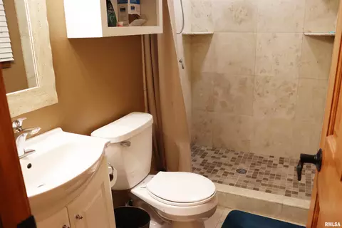 Bath - 9319 W Carleon Ct, Mapleton, IL 61547 photo 1 of 5