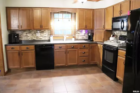 Kitchen - 9319 W Carleon Ct, Mapleton, IL 61547 photo 2 of 6