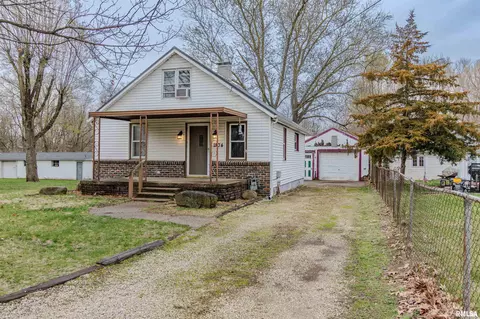 1504 Stout St, Pekin, IL 61554
