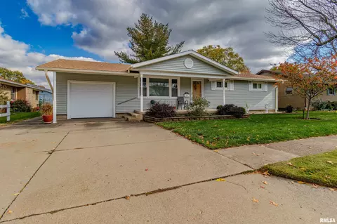 1202 N 12th St, Pekin, IL 61554