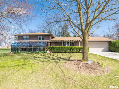 24 Parkview Ct, Groveland, IL 61535