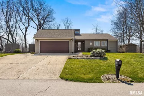 206 Windridge Dr, Washington, IL 61571