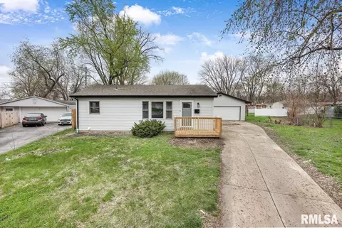 4 Brentwood Ct, Pekin, IL 61554