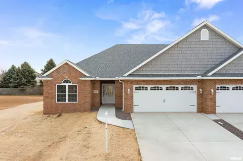 1606 Remington Rd, Pekin, IL 61554