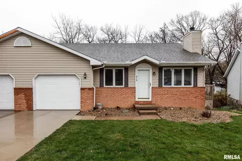 610 Woodland Knolls Rd, Germantown Hills, IL 61548