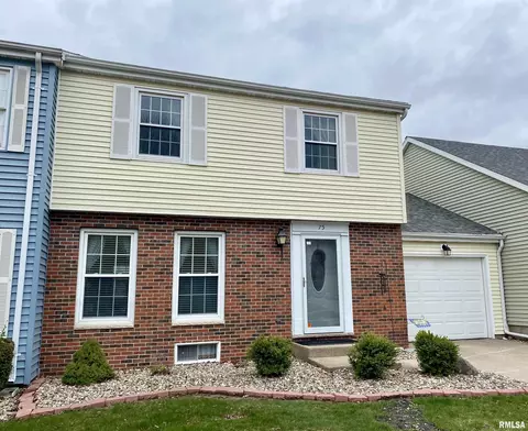 75 Arlington Dr, Macomb, IL 61455 photo 2