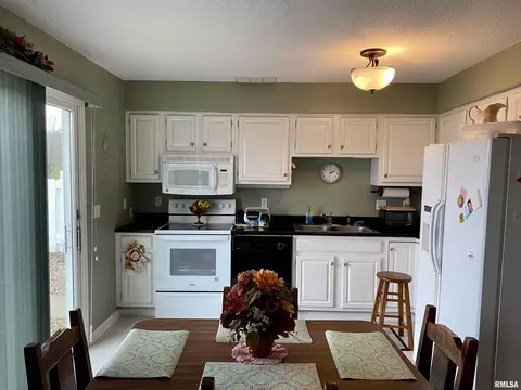 75 Arlington Dr, Macomb, IL 61455 photo 17