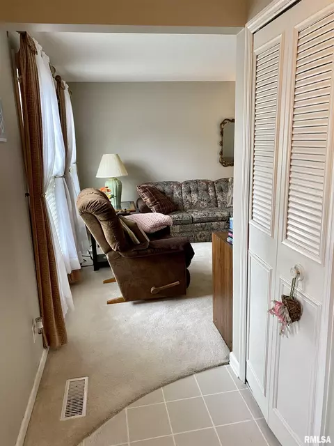 75 Arlington Dr, Macomb, IL 61455 photo 8