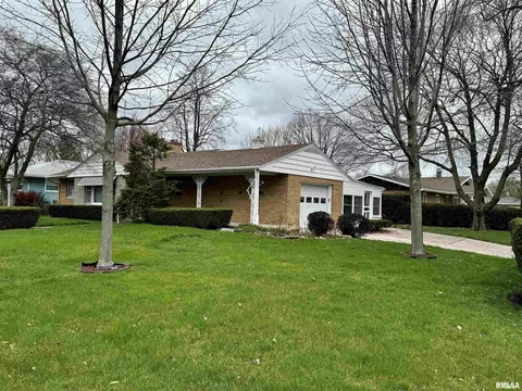 129 W Harris Ave, Bushnell, IL 61422