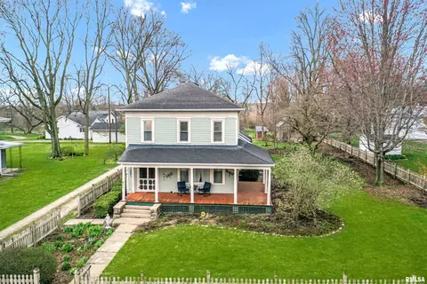 707 W 3rd St, Delavan, IL 61734