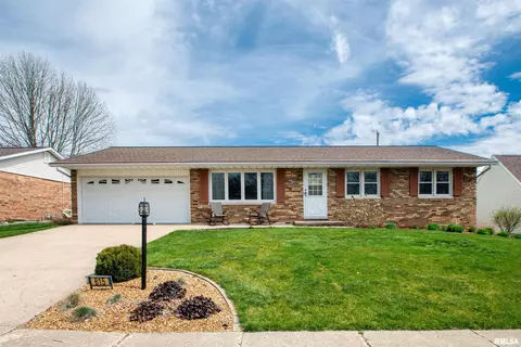 615 Wilshire Dr, Washington, IL 61571