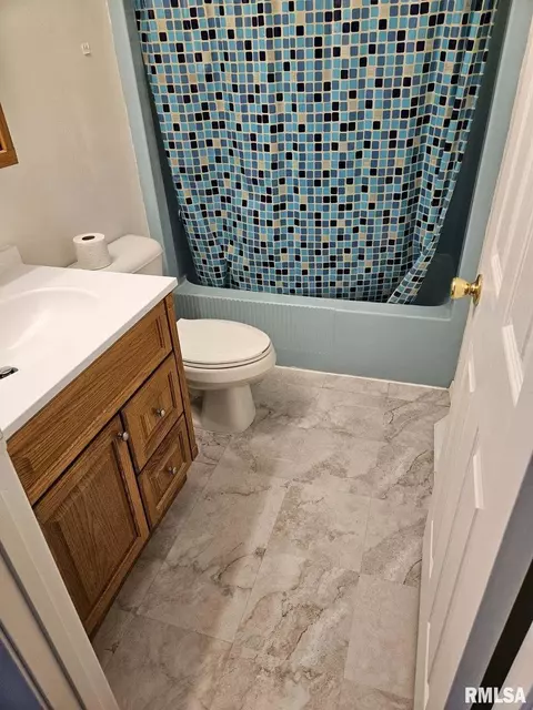 Bath - 403 Embert Pl, Peoria, IL 61603 photo 1 of 3