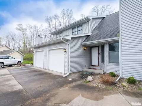 1106 Eisenhower Dr, Pekin, IL 61554