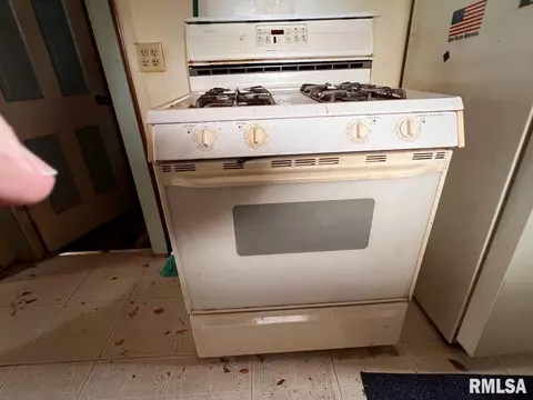Kitchen - 270 E Birch St, Canton, IL 61520 photo 2 of 3