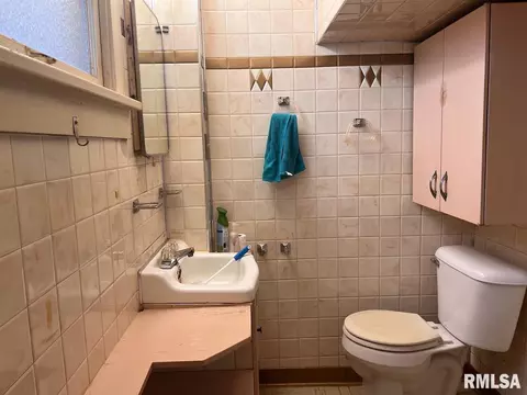 Bath - 270 E Birch St, Canton, IL 61520 photo 3 of 4