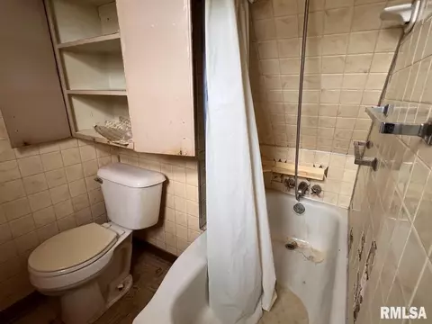 Bath - 270 E Birch St, Canton, IL 61520 photo 2 of 4