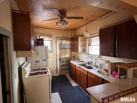 Kitchen - 270 E Birch St, Canton, IL 61520 photo 1 of 3