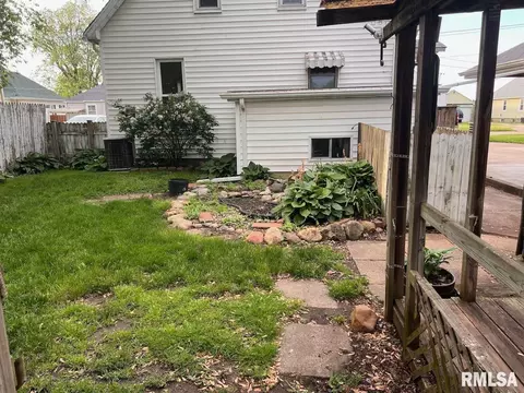 Exterior - 270 E Birch St, Canton, IL 61520 photo 8 of 9