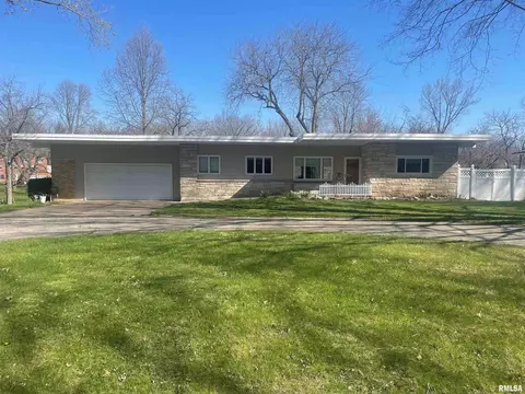 206 E Yeiser St, Macomb, IL 61455