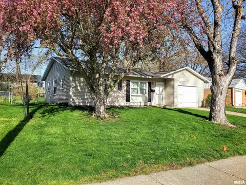 1701 Florence Ave, Pekin, IL 61554