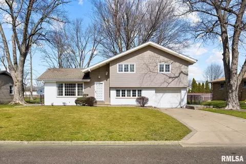 2705 W Greenbrier Ln, Peoria, IL 61614