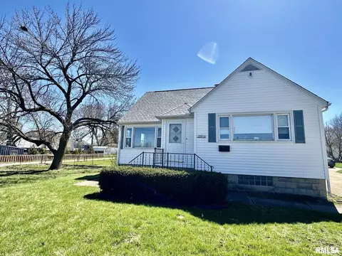 2910 W Alice Ave, West Peoria, IL 61604