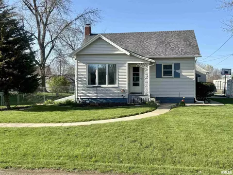 424 E Milton Ave, Lewistown, IL 61542