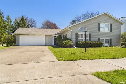 9928 N Barbados Dr, Peoria, IL 61615