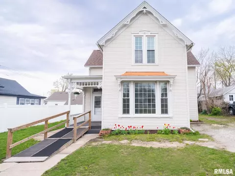 903 Broadway Rd, Pekin, IL 61554
