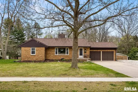 806 Hilldale Ave, Washington, IL 61571